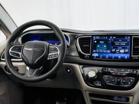 Used 2023 Chrysler Pacifica Touring-L FWD image 4