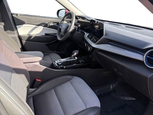 Used 2025 Chevrolet Trax LT FWD image 20