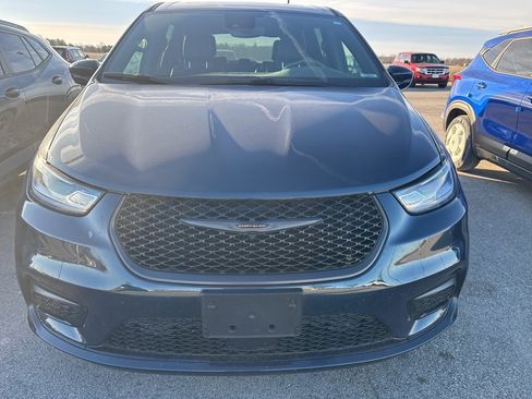 Used 2022 Chrysler Pacifica Limited w/ Uconnect Theater Family Group image 4