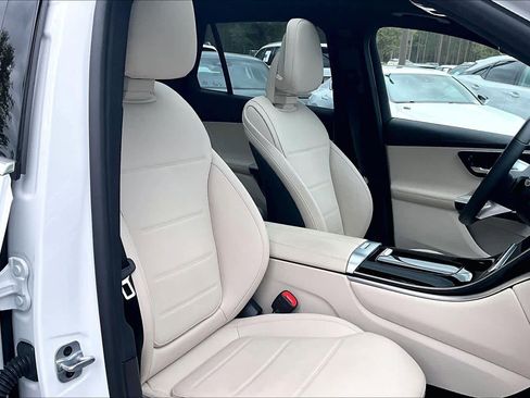 Used 2024 Mercedes-Benz GLC 300 4MATIC image 9