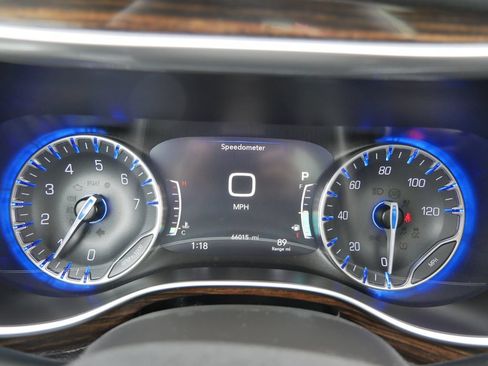 Used 2023 Chrysler Pacifica Limited FWD image 27