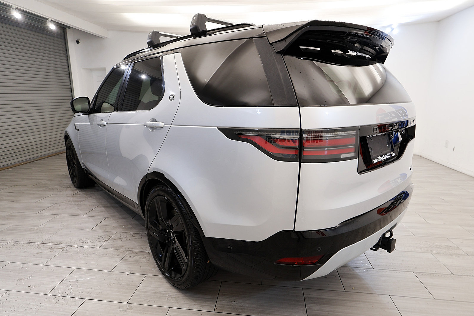Used 2021 Land Rover Discovery S R-Dynamic AWD/4WD image 3