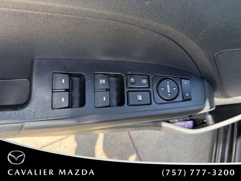 Used 2018 Hyundai Elantra SE image 9