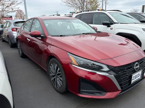 Used 2023 Nissan Altima 2.5 SV image 2