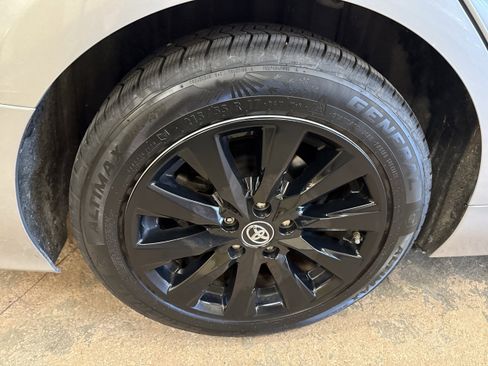 Used 2019 Toyota Camry LE FWD image 10