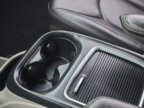 Used 2024 Chrysler Pacifica Touring-L image 23