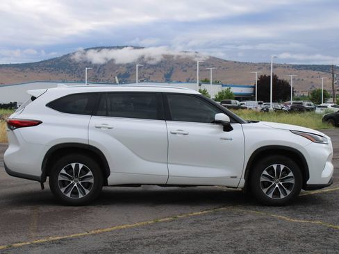 Used 2021 Toyota Highlander XLE AWD/4WD image 6