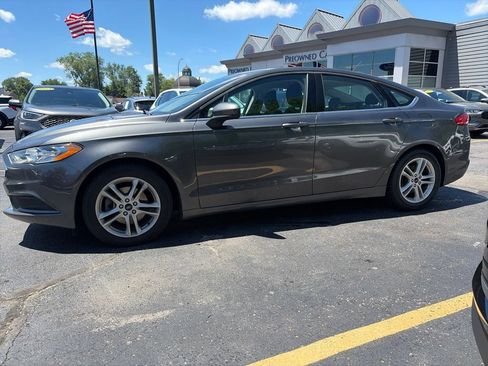 Used 2018 Ford Fusion SE w/ Fusion SE Technology Package FWD image 2