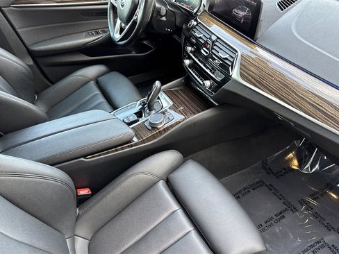 Used 2019 BMW 530e w/ Convenience Package image 18