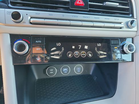 Used 2025 Genesis G70 2.5T image 28