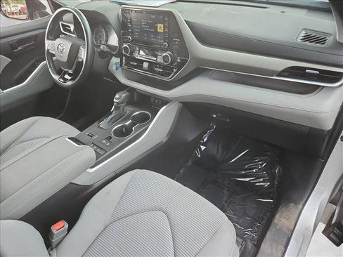 Used 2021 Toyota Highlander LE AWD/4WD image 28