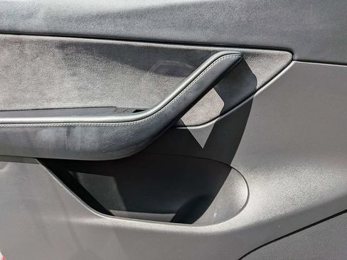 Used 2021 Tesla Model Y Long Range AWD/4WD image 24