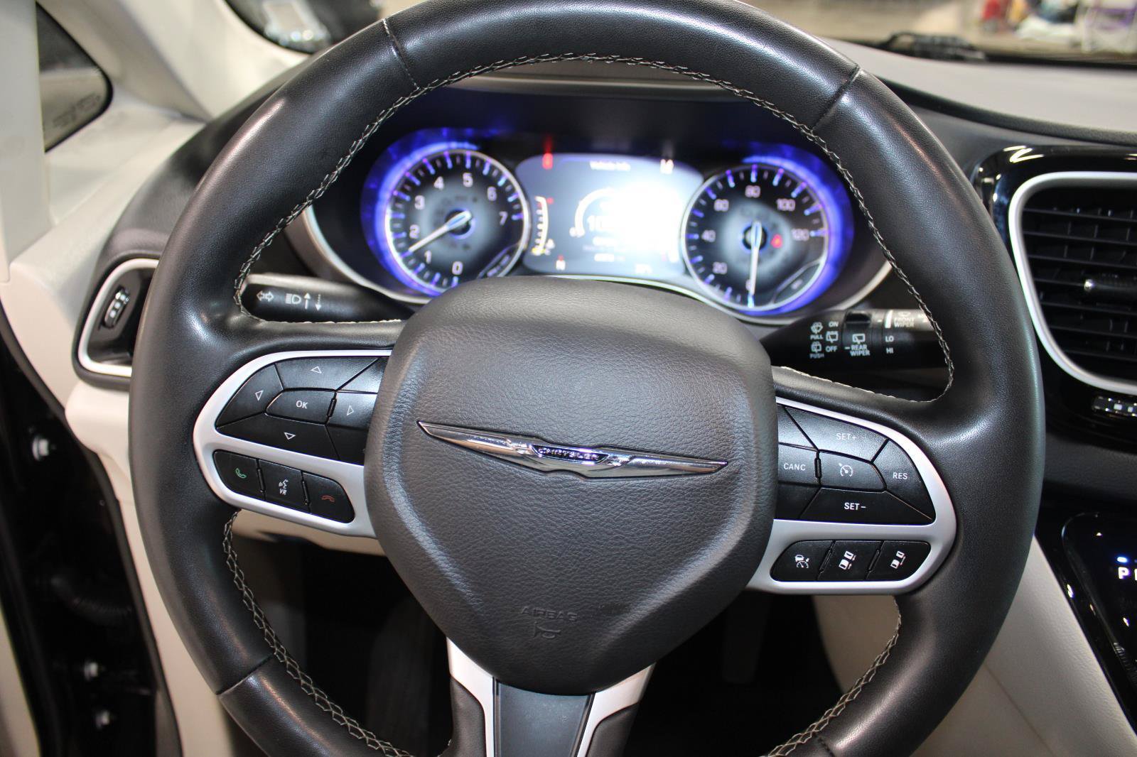 Used 2023 Chrysler Pacifica Touring-L FWD image 29