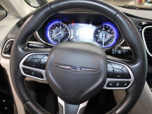 Used 2023 Chrysler Pacifica Touring-L FWD image 29
