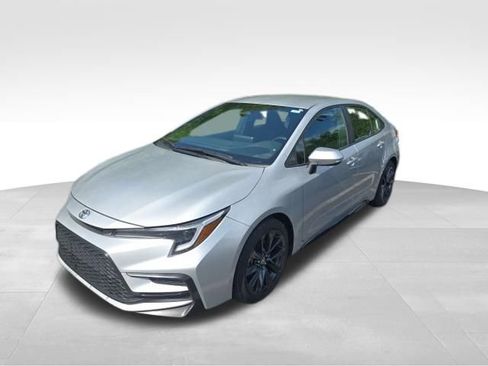 Used 2025 Toyota Corolla SE FWD image 2