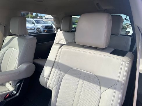 Used 2023 Ford Expedition Platinum AWD/4WD image 34