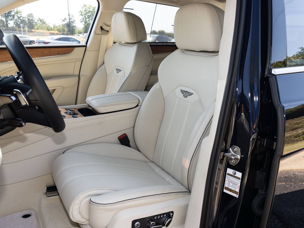 Used 2025 Bentley Bentayga AWD/4WD image 32
