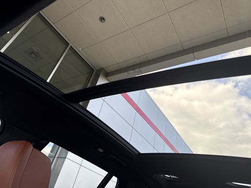 Used 2023 BMW X7 M60i image 32