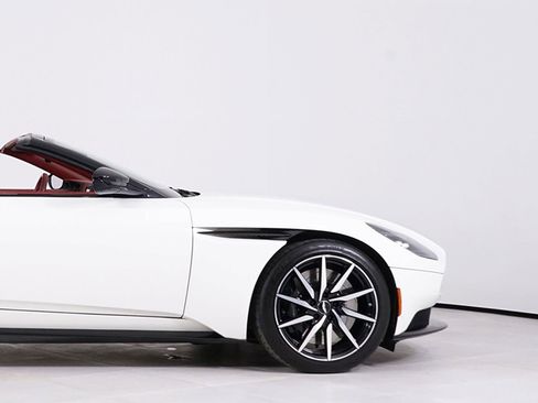 Used 2019 Aston Martin DB11 Volante RWD image 15