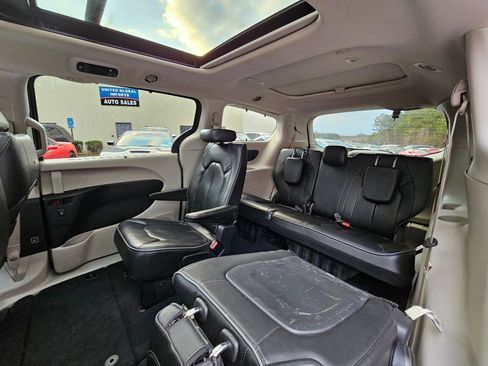 Used 2020 Chrysler Pacifica Limited image 30