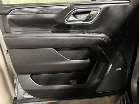 Used 2023 GMC Yukon XL SLT w/ SLT Premium Package AWD/4WD image 11