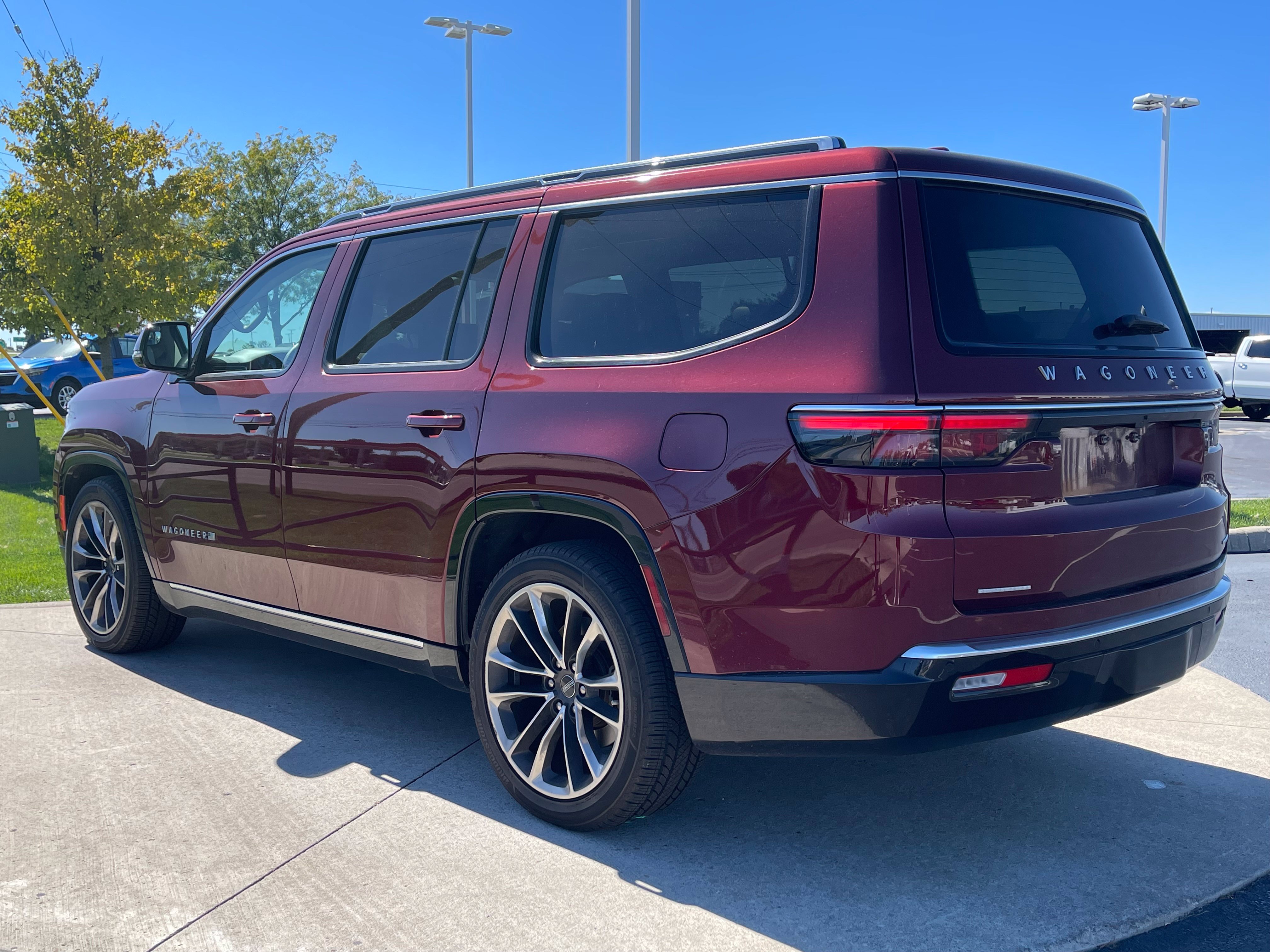 Used 2022 Jeep Wagoneer Series III w/ Premium Group I AWD/4WD image 5