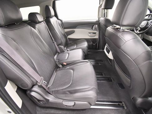 Certified 2024 Kia Carnival LX image 16