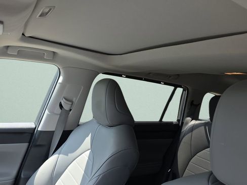Used 2023 Toyota Highlander XLE image 15