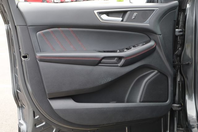 Used 2020 Ford Edge ST-Line w/ Cold Weather Package AWD/4WD image 17