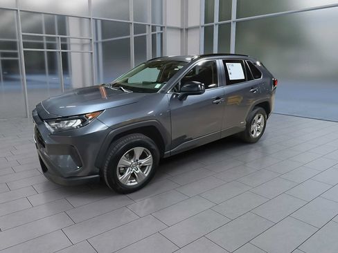 Certified 2022 Toyota RAV4 LE AWD/4WD image 4