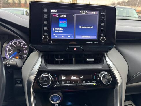 Used 2022 Toyota Venza LE image 12