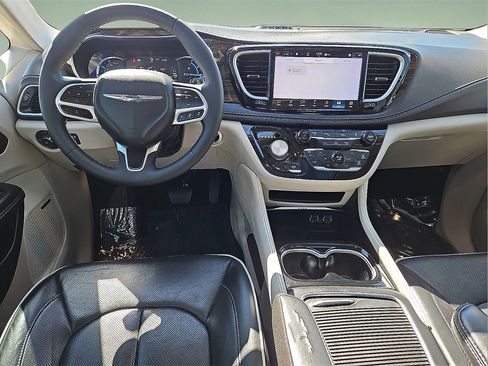 Used 2022 Chrysler Pacifica Limited image 14