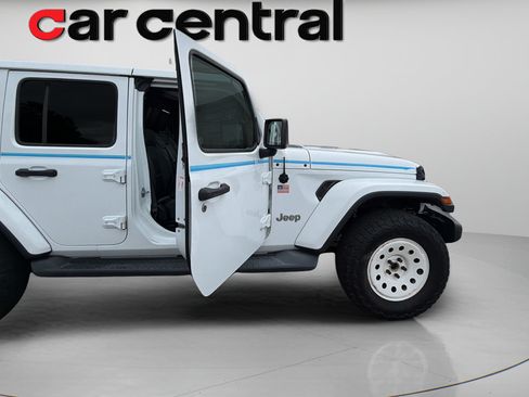 Used 2018 Jeep Wrangler Unlimited Sahara w/ Dual Top Group AWD/4WD image 29