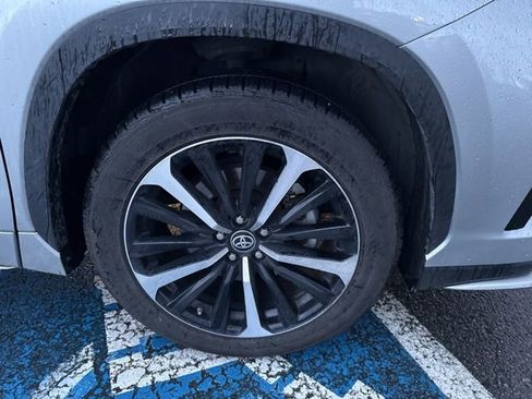 Used 2021 Toyota Highlander XSE image 9