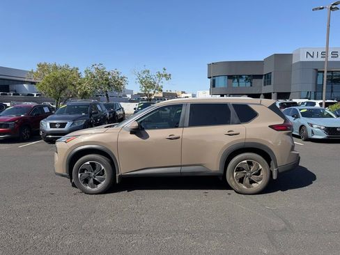 Used 2024 Nissan Rogue SV w/ SV Premium Package image 8