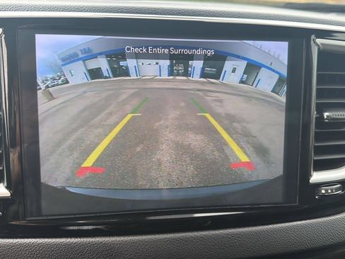 Used 2024 Chrysler Pacifica Touring-L image 25