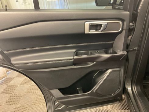 Used 2020 Ford Explorer XLT w/ Equipment Group 202A AWD/4WD image 33