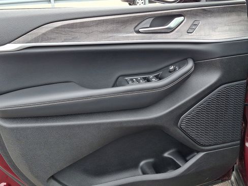 Certified 2023 Jeep Grand Cherokee Limited w/ Trailer Tow Prep Group (B) image 12