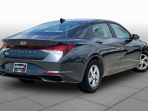 Used 2021 Hyundai Elantra SE FWD image 11