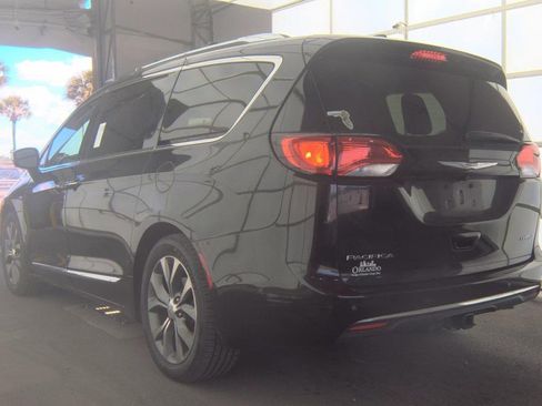 Used 2017 Chrysler Pacifica Limited w/ UConnect Theater Package FWD image 8