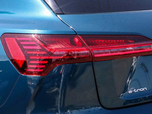 Used 2019 Audi e-tron Prestige w/ Prestige Package AWD/4WD image 11