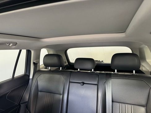 Used 2023 Volkswagen Tiguan SE w/ Panoramic Sunroof Package image 5