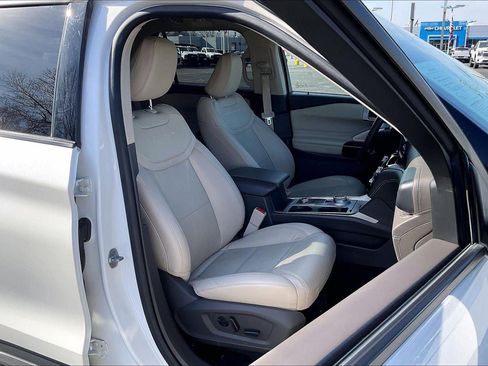 Used 2022 Ford Explorer Platinum w/ Equipment Group 601A image 7