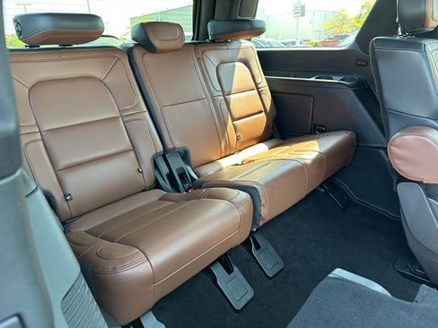 Used 2022 Lincoln Navigator Reserve image 11