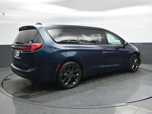 Used 2023 Chrysler Pacifica Limited w/ S Appearance Package FWD image 3