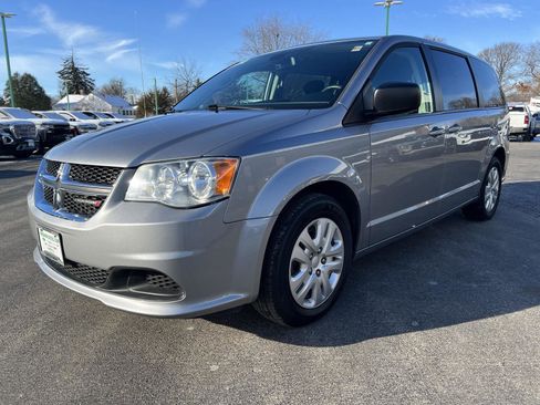 Used 2018 Dodge Grand Caravan SE w/ UConnect Hands-Free Group image 9