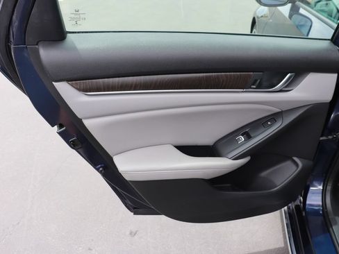 Used 2018 Honda Accord Touring image 12