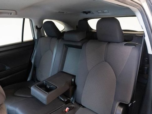 Used 2023 Toyota Highlander LE FWD image 18