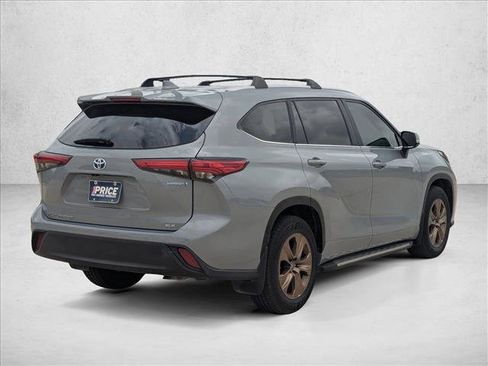 Used 2023 Toyota Highlander Bronze Edition FWD image 5