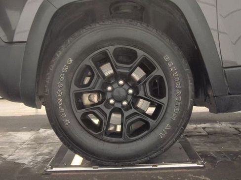 Used 2019 Jeep Cherokee Trailhawk w/ Comfort/Convenience Group image 10